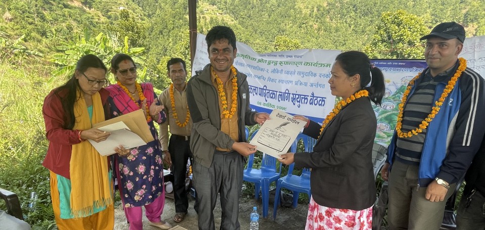 वनदेखि मनसम्म: माकुराले सल्टाएको द्वन्द्व