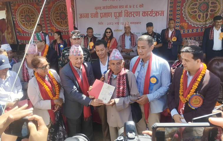 लालपुर्जा हातमा-शान्ति मनमा