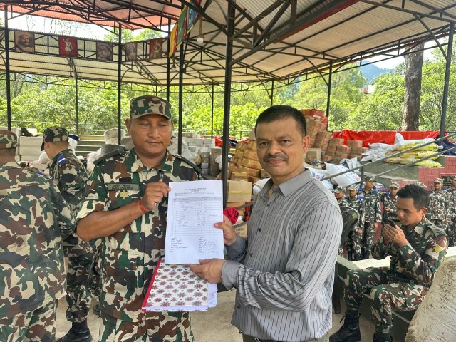 नुवाकोट र रसुवाका बाढीपीडितलाई प्राकृतिक स्रोत द्वन्द्व रूपान्तरण केन्द्रको राहत